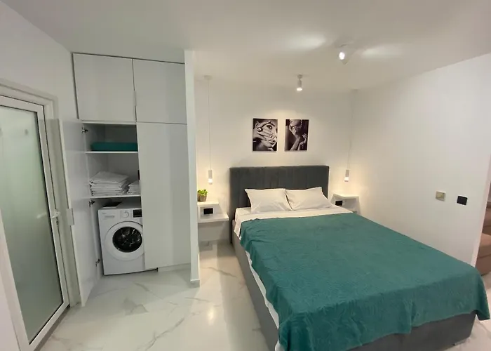 Deluxe Pool Apartment 4