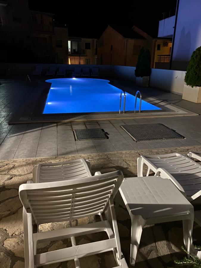 Deluxe Pool 4 *