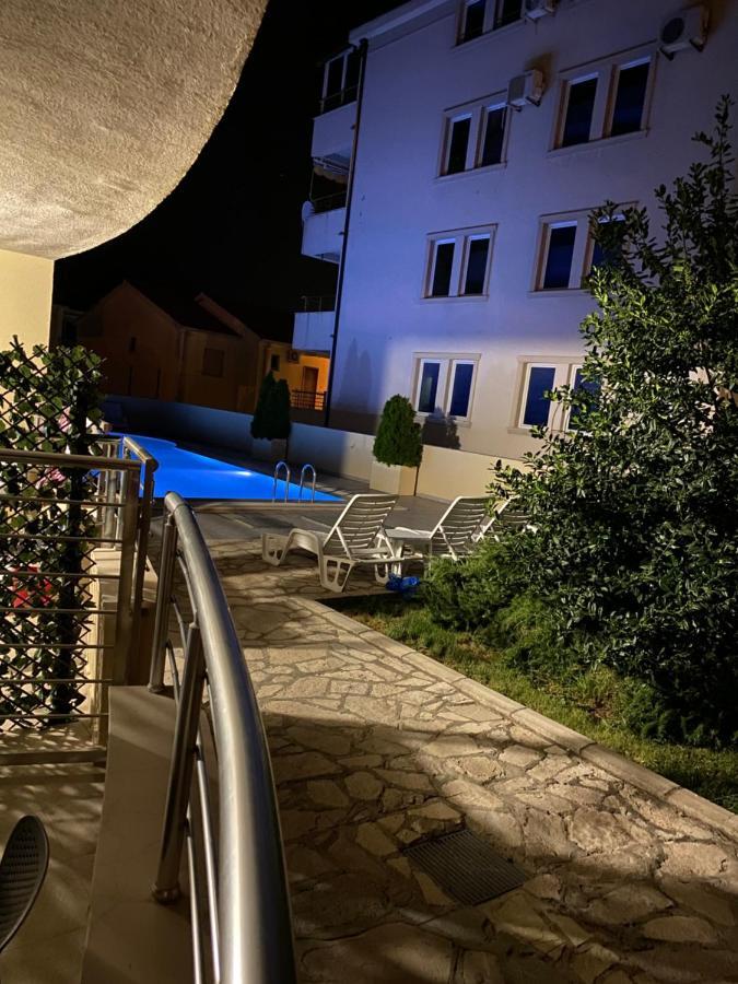 Deluxe Pool 4 Daire Petrovac