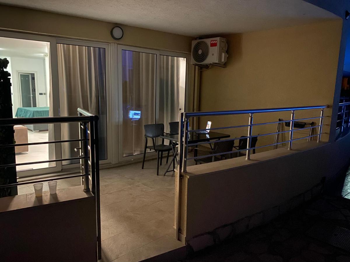 Deluxe Pool 4 Апартаменти *