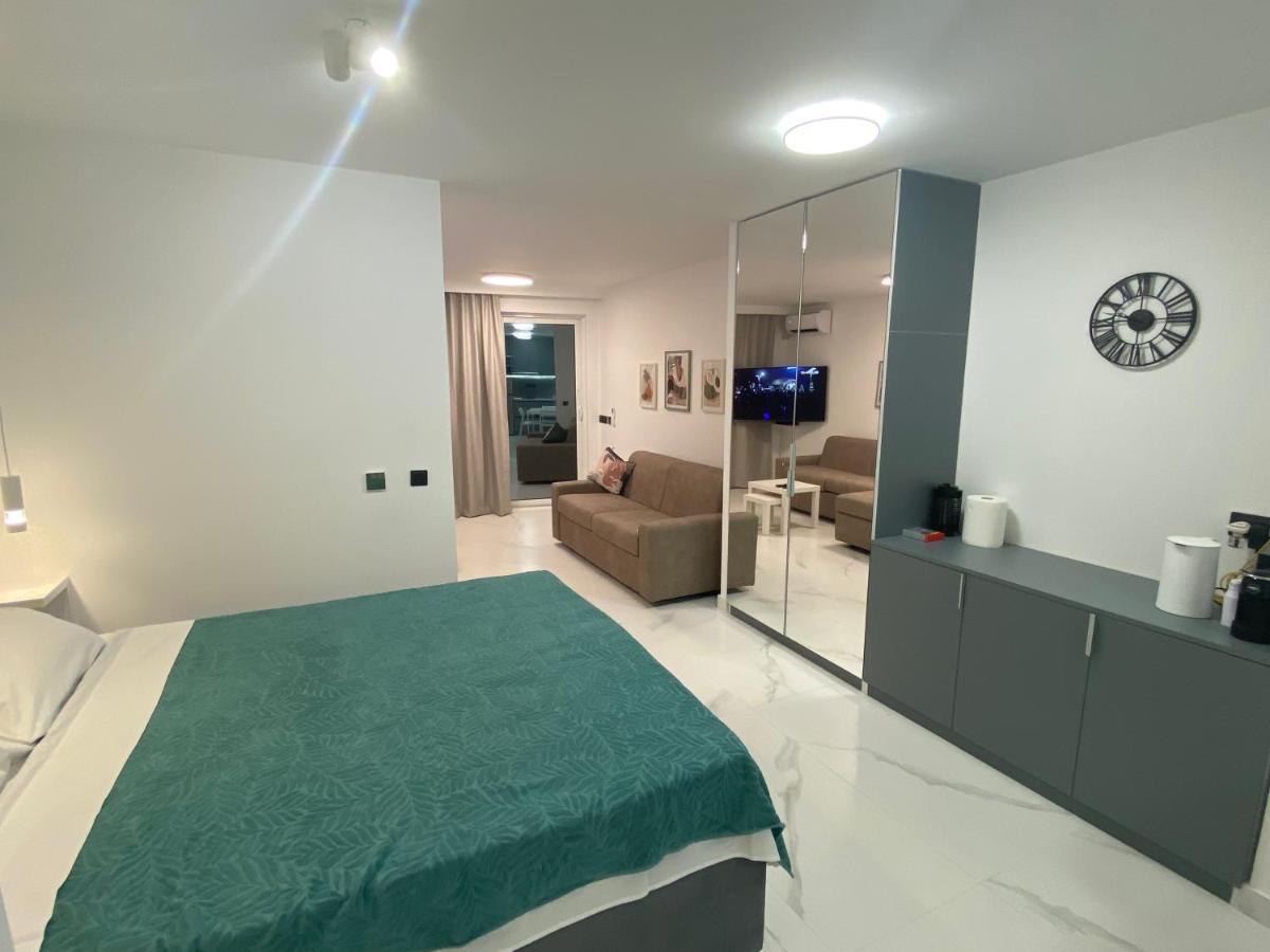 Апартаменти Deluxe Pool 4 *